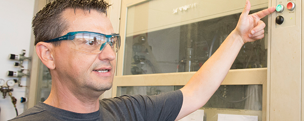 Guido Silz ist seit Januar 1995 an der JGU tätig und leitet hier in der Abteilung Technik das Referat Gebäudeleittechnik & Mess- und Regeltechnik. (Foto: Peter Pulkowski)