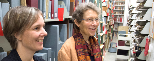 (v.l.) Karen Stuckert von der Universitätsbibliothek Mainz und Dr. Annelen Ottermann, Leiterin des Bereichs Bestanderhaltung der Stadtbibliothek Mainz (Foto: Peter Pulkowski)