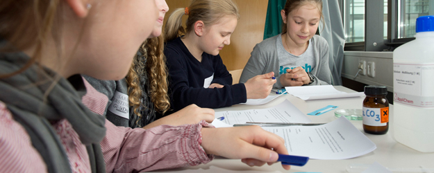 Die Mädchen lernen, Fußspuren zu sichern, Bodenproben zu analysieren oder eine geheime Botschaft zu entschlüsseln. Verfahren aus der Chemie, der Mathematik oder der Physik kommen dabei ins Spiel. (Foto: Peter Pulkowski)