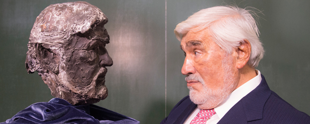 Zum Abschluss des Abends enthüllte Mario Adorf eine Büste mit seinem Konterfei, gefertigt vom Speyerer Bildhauer Thomas Duttenhoefer. (Foto: Peter Pulkowski)