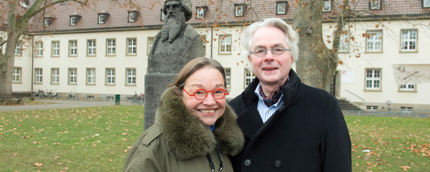 Michael Zenner und seine Frau Kornelia Bitzer-Zenner lernten sich vor über 40 Jahren an der JGU kennen. Beide studierten hier unter anderem Germanistik. (Foto: Peter Pulkowski)