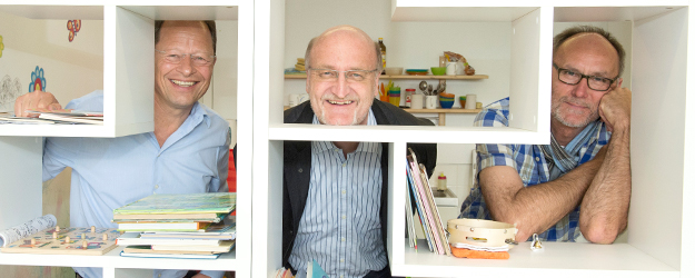 Die drei Gutenberg-Alumni Harald Büdinger, Michael Welling und Wolfgang Fein (v.l.) haben die JGU mit einer großzügigen Spende in der Einrichtung eines modernen Eltern-Kind-Raums unterstützt. (Foto: Peter Pulkowski)