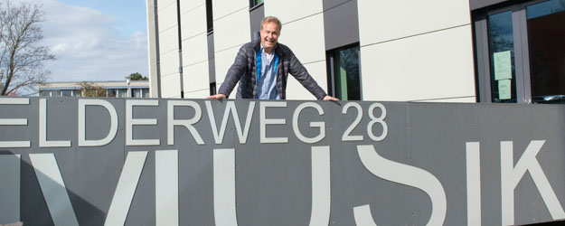 Sein erstes Soloprogram präsentierte Lars Reichow im Konzertsaal seiner Alma Mater vor rund 400 Zuschauerinnen und Zuschauern. (Foto: Peter Pulkowski)