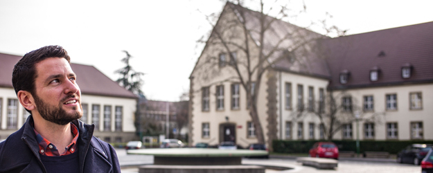 Der Blick in den Himmel gehört für Gutenberg-Alumnus Sebastian Schappert zum Berufsalltag beim Deutschen Wetterdienst. (Foto: Stefan F. Sämmer)