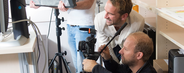 Michael Schwarz (l.) und Alexander Griesser (r.) haben beide an der JGU studiert und drehen derzeit einen Film zum 70. Jahrestag der Wiedereröffnung ihrer Alma Mater. (Foto: Peter Pulkowski)