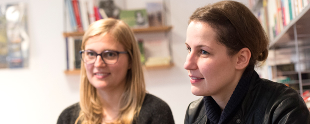 Elisabeth Windfelder (l.) und Jasmin Marschall (r.) haben im Sommer 2014 eine ganz besondere Buchhandlung in Gau-Algesheim eröffnet. (Foto: Peter Pulkowski)