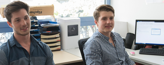 Alex Eida (r.) ist stellvertretender Vorsitzender von berater e.V. <small>(Foto: Peter Pulkowski)</small>