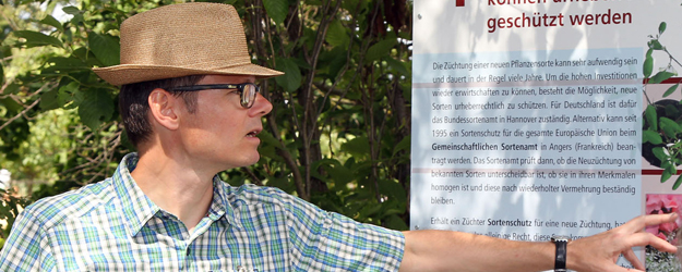 Der Kustos des Botanischen Gartens, Dr. Ralf Omlor, hat die Ausstellung gemeinsam mit Kolleginnen und Kollegen konzipiert. (Foto: Stefan F. Sämmer)