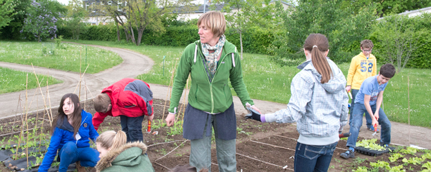 Dr. Ute Becker (Mitte), Leiterin der Grünen Schule, hat das Forschergarten-Projekt initiiert. (Foto: Peter Pulkowski)