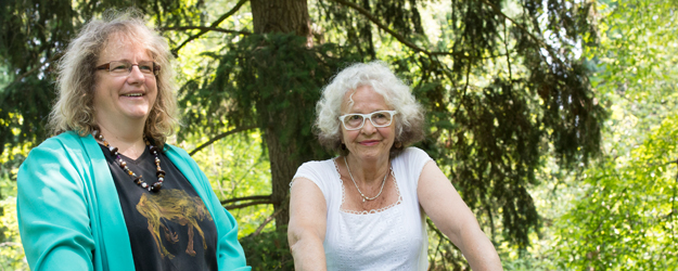 Auf dem Rundgang durch den Botanischen Garten der JGU wird Stifterin Prof. em. Dr. Elisabeth Gateff (r.) von der Künstlerin Anne-Marie Kuprat (l.) begleitet. (Foto: Peter Pulkowski)