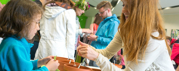 Beim diesjährigen Sommerfest im Botanischen Garten waren Kinder eingeladen, sich ihren eigenen Teebeutel zu mischen. (Foto: Stefan F. Sämmer)