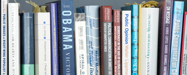 Blick ins Bücherregal im Büro von Prof. Dr. Christian Schemer (Foto: Peter Pulkowski)