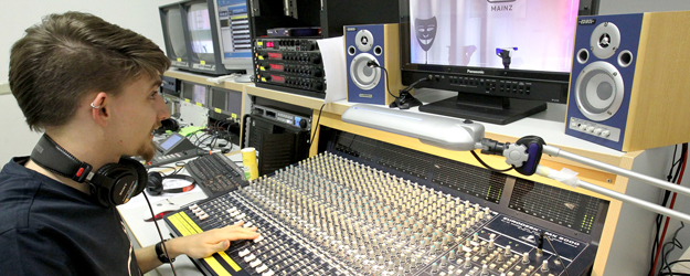 Tonmeister Steffen Flach im Regie- und Schnittraum von CampusTV (Foto: Stefan F. Sämmer)