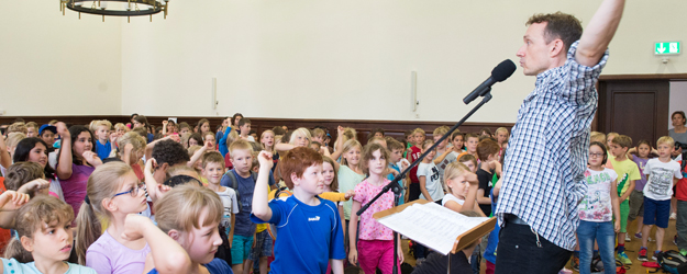Mit der Musikalischen KinderUni wollen Prof. Felix Koch und sein Team Kinder ganz spielerisch und trotzdem professionell für klassische Musik begeistern. (Foto: Uwe Feuerbach)