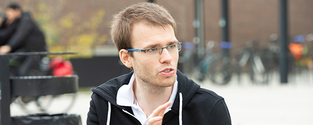 Seit April 2020 unterstützt Benjamin Pfannes im Rahmen der deutschlandweiten Studierendeninitiative Corona School Schülerinnen und Schüler beim Lernen. (Foto: Peter Pulkowski)