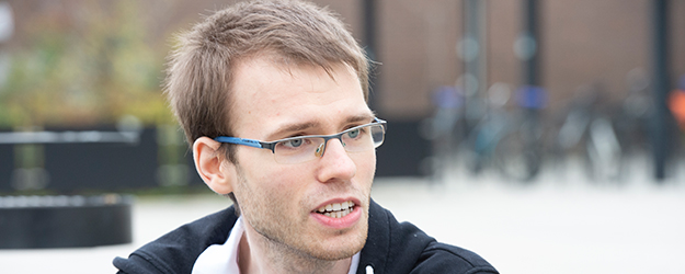 Pfannes studierte im binationalen Mainz-Dijon-Masterstudiengang Neuere und Neueste Geschichte an der JGU und strebt nun eine Promotion an. (Foto: Peter Pulkowski)