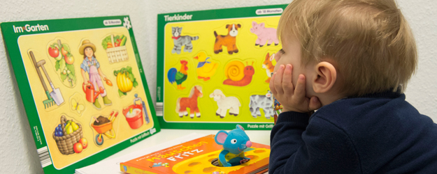 Tiberius hat den Kindertisch mit Bilderbüchern und Malzeug im Familien-Servicebüro schnell gefunden. (Foto: Peter Pulkowski)