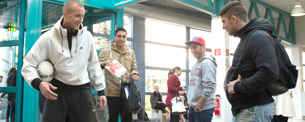 Freestyle-Fußballer Thomas Rist (l.) erklärt Kommilitonen seine Kunst (Foto: Peter Pulkowski)