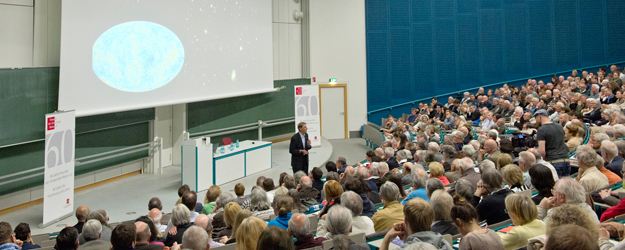 Auch beim zweiten Abend der Johannes Gutenberg-Stiftungsprofessur 2014 ist der größte Hörsaal auf dem JGU-Campus wieder voll besetzt. (Foto: Peter Pulkowski)