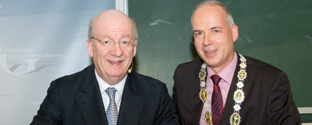 Zum Auftakt seiner Vorlesungsreihe schrieb sich Prof. Dr. Dr. h.c. mult. Wolfgang Wahlster (l.) auf Einladung von JGU-Präsident Prof. Dr. Georg Krausch (r.) ins Goldene Buch der Universität ein. (Foto: Peter Pulkowski)