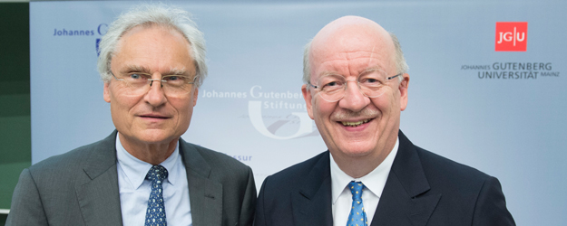 Prof. Dr. Dr. h.c. mult. Wolfgang Wahlster (r.) lud Prof. Dr. Dr.-Ing. E.h. Henning Kagermann zu seiner Vorlesungsreihe im Rahmen der Johannes Gutenberg-Stiftungsprofessur ein. (Foto: Peter Pulkowski)