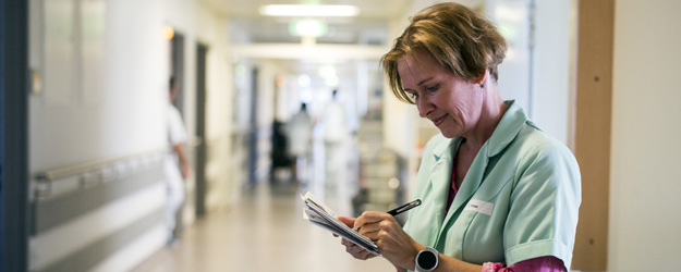 Bei einem Klinikaufenthalt erlebte Claudia Nass, wie wichtig die Arbeit der Grünen Damen ist und schloss sich ihnen an. (Foto: Stefan F. Sämmer)