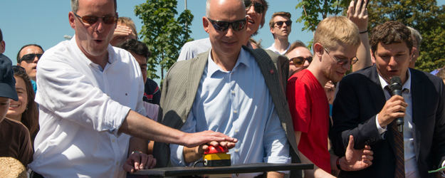JGU-Präsident Prof. Dr. Georg Krausch (2.v.l.) und der Mainzer Oberbürgermeister Michael Ebling (l.) lösten das Weltrekord-Experiment per Startknopf aus. (Foto: Thomas Böhm)