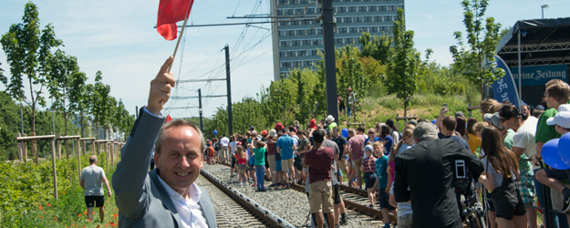 Der rheinland-pfälzische Wissenschaftsminister Prof. Dr. Konrad Wolf zeigte am ersten Streckenposten der Rekordstrecke an, dass die Kugel diesen Abschnitt passiert hatte. (Foto: Thomas Böhm)