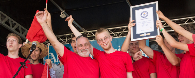 Projektleiter Dr. Christian Schneider und Konstrukteur Karl-Heinz Geib feierten den Weltrekordtitel gemeinsam mit den Mainzer Schülerinnen und Schülern, die den Kugelbeschleuniger aufgebaut hatten. (Foto: Peter Pulkowski)
