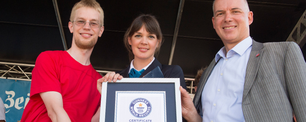 Rekordrichterin Lena Kuhlmann verlieh das Guinness World Records-Zertifikat an JGU-Präsident Prof. Dr. Georg Krausch (r.) und Projektleiter Dr. Christian Schneider (l.). (Foto: Peter Pulkowski)