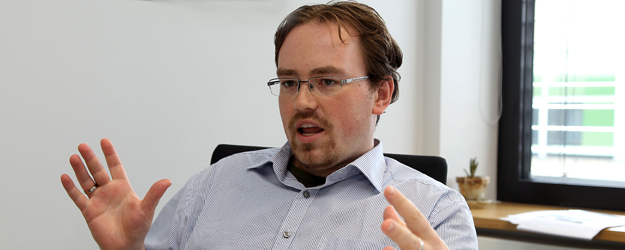 Für seine Doktorarbeit kann er aus einer aufwendigen Telefonbefragung schöpfen, die er gemeinsam mit seinem Doktorvater Prof. Dr. Hans Mathias Kepplinger initiierte. (Foto: Stefan F. Sämmer)