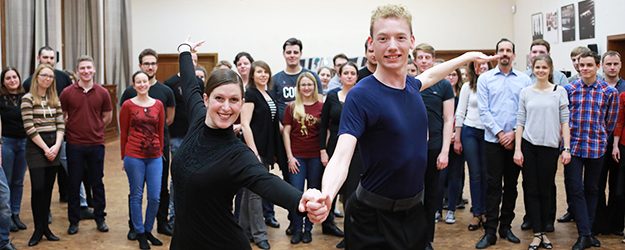 Flora Bastian (vorne links) leitet den Anfängerkurs der Tanzabteilung im Allgemeinen Hochschulsport der JGU. (Foto: Bernd Eßling)