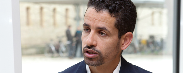 Im Rahmen von Humanity Life e.V. unterstützen Studierende der Johannes Gutenberg-Universität Mainz wie Daifallah Gaber Flüchtlinge bei Behördengängen, bei Arztbesuchen und vielem mehr. <small>(Foto: Britta Hoff)</small>