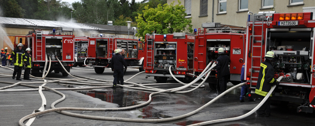 Zehn Jugendfeuerwehrzüge der Stadt Mainz rückten mit insgesamt 13 Großfahrzeugen und Mannschaftswagen auf dem Campus der JGU an. (Foto: Jürgen Hofmann)