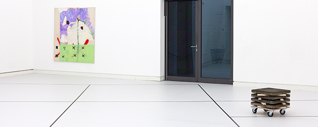 Installationsansicht: POKY (Julia Gerke / Alina Röbke): fragments of an institute, 2020, Tape, 9 Bodenplatten, 2 Rollwagen / Rahel Sorg: hyänen lachen nicht, 2020, Leinwand, Ölfarbe, Acrylfarbe, Gouache, Sprühfarbe, 180 x 165 cm (Foto: Danijel Sijakovic)