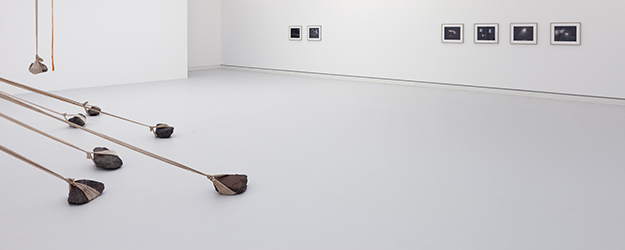 Installationsansicht: Helena Walter: 220, 2020, Latex, Steine, Spanngurt, Maße variabel und Danijel Sijakovic: Night Moves, 2020, analoge Farbfotografien 50 x 60 cm (Foto: Danijel Sijakovic)
