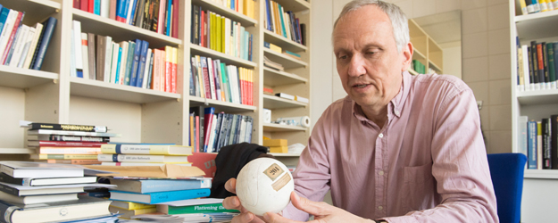 Prof. Dr. Tilman Sauer betreut die Sammlung Geometrischer Objekte am Institut für Mathematik der JGU, die vor allem in der Lehre eingesetzt wird. (Foto: Peter Pulkowski)