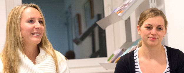 Stella Loock (l.) und Clara Michel (r.) sind zwei der rund 30 Studierenden der JGU, die sich im Verein Medinetz Mainz engagieren. (Foto: Peter Pulkowski)