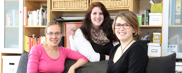 (v.l.) Mareike Hachemer, Sarah Dennert und Franziska Runkel lassen im Gespräch mit dem JGU MAGAZIN die Geschichte der Hochschulgruppe 'Musical Inc.' Revue passieren. (Foto: Stefan F. Sämmer)