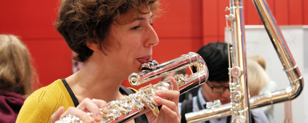 Beim Mainzer Flötenfestival konnten sich Interessenten auch an Bass- und Kontrabassquerflöten ausprobieren. (Foto: Stefan F. Sämmer)