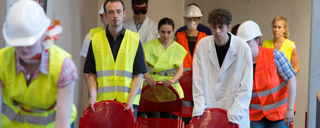 Der Workshop mündet in einem Klangkonzert aus dem Rhythmus der Wassertropfen, den Klängen eines Badminton-Schlägers und einer gespannten Stahlsaite, sowie der Kakophonie des Stühlerückens. (Foto: Peter Pulkowski)