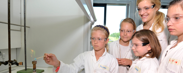 In ihren vielfältigen Experimenten werden die teilnehmenden Schülerinnen und Schüler von Studierenden der JGU begleitet und unterstützt. (Foto: Uwe Feuerbach)