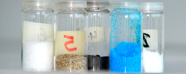 Bei dem von der AZ gesponserten Mitmach-Tag im NaT-Lab galt es, sechs Gläser mit rätselhaften Substanzen zu erforschen. (Foto: Uwe Feuerbach)