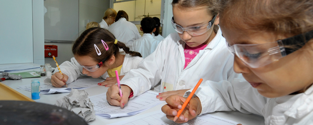 Auf Einladung der Allgemeinen Zeitung Mainz experimentieren Schülerinnen und Schüler im NaT-Lab der Johannes Gutenberg-Universität Mainz. (Foto: Uwe Feuerbach)