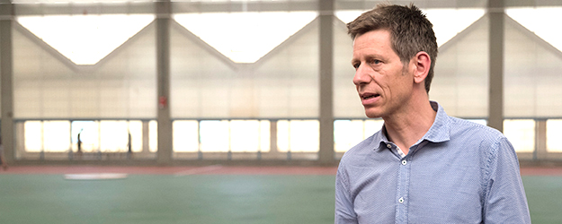 Prof. Dr. Mark Pfeiffer ist Leiter der Abteilung Theorie und Praxis der Sportarten am Institut für Sportwissenschaft der JGU. (Foto: Stefan F. Sämmer)