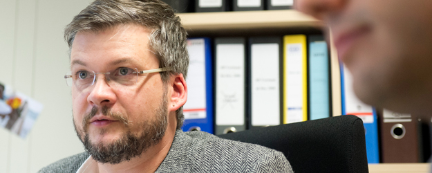 Die Leitung des Projekts übernahmen Prof. Dr. Oliver Quiring (im Bild) und Prof. Dr. Hans Mathias Kepplinger. (Foto: Peter Pulkowski)