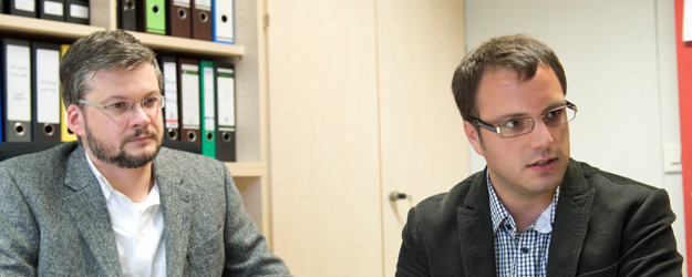 (v.l.) Prof. Dr. Oliver Quiring und Mathias Weber vom Institut für Publizistik haben mehrere Jahre lang zum Thema Medienberichterstattung in der Finanzkrise geforscht. (Foto: Peter Pulkowski)