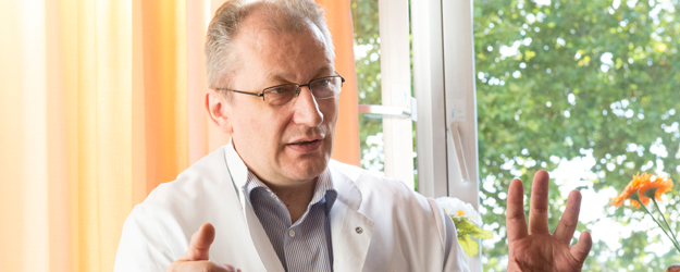 PD Dr. Detlef Becker leitet die Blaulichttherapie an der Hautklinik der Universitätsmedizin Mainz. (Foto: Peter Pulkowski)
