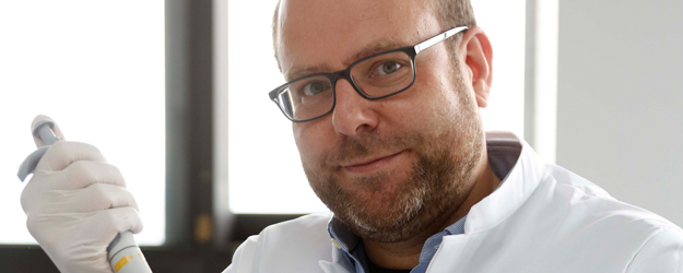 Dr. Georg Gasteiger richtet im Moment noch sein Labor ein und baut eine im Emmy Noether-Programm der Deutschen Forschungsgemeinschaft geförderte Nachwuchsgruppe auf. <small>(Foto: Stefan F. Sämmer)</small>