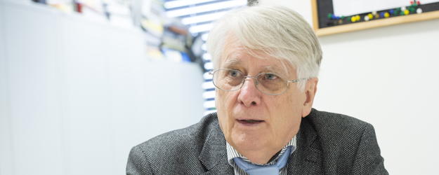 Prof. Dr. Werner E. G. Müller entwickelt mit seiner Arbeitsgruppe an der Universitätsmedizin Mainz neuartige regenerative Implantate. (Foto: Peter Pulkowski)